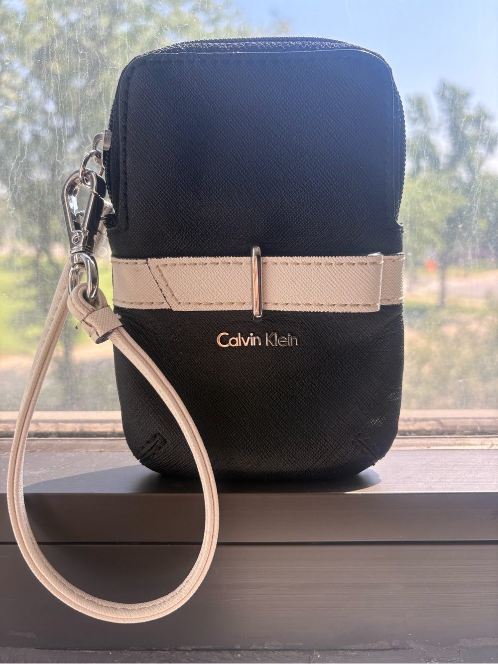 Calvin Klein Compact Black/Cream Wristlet Pouch with Strap Never Used light nice
